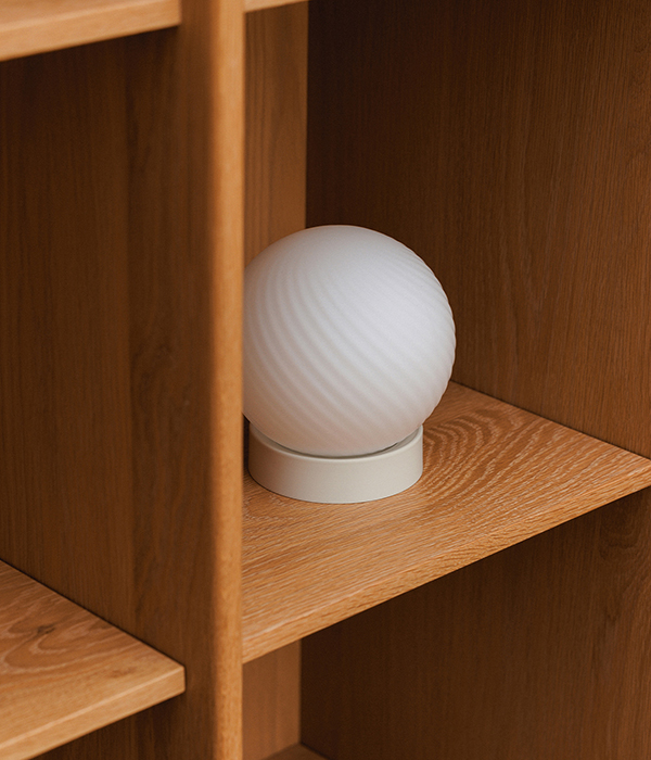 토네이도 테이블 램프