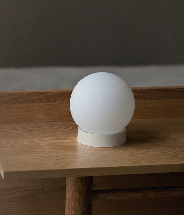 토네이도 테이블 램프